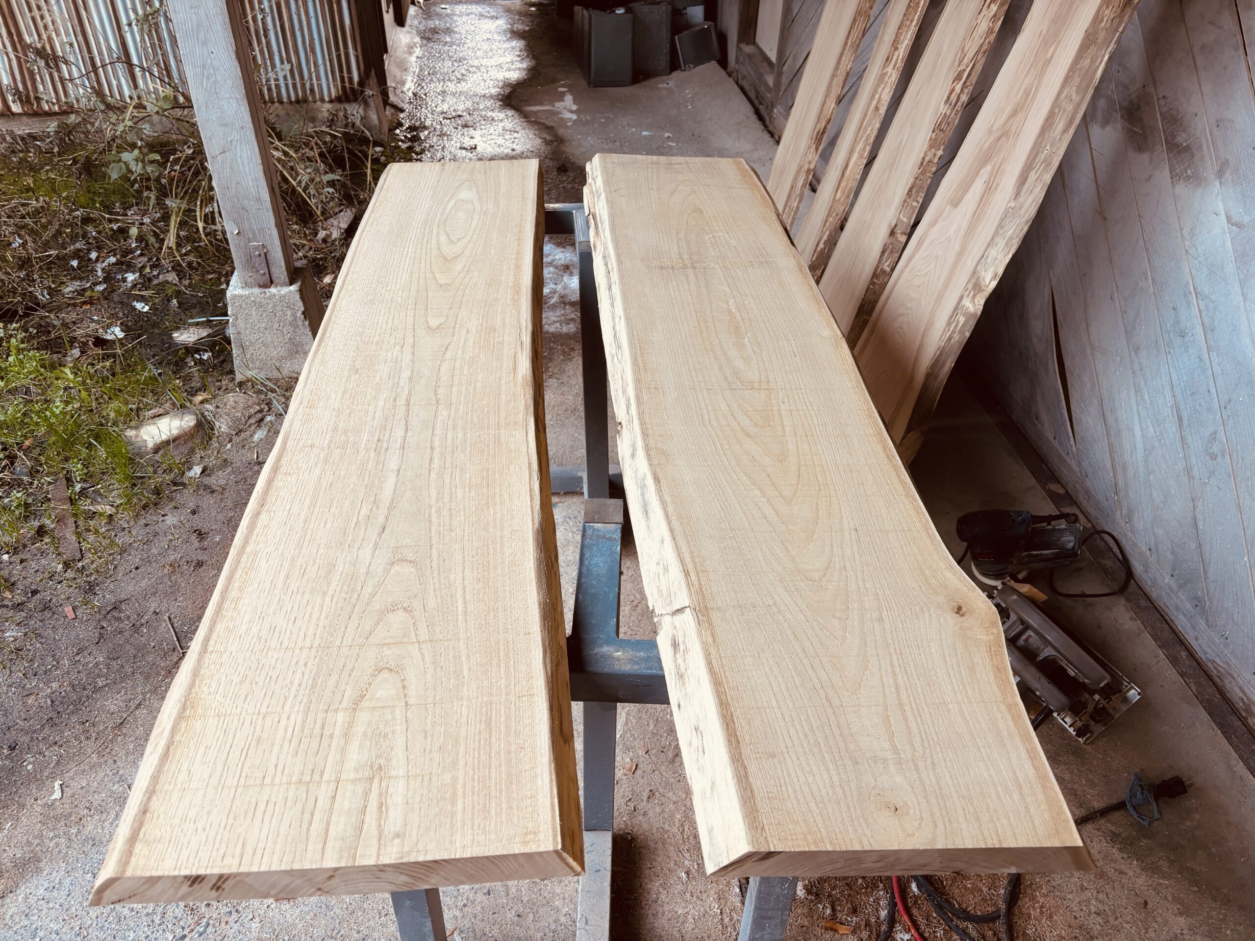 チェスナット一枚板を左右に割り、レジンを流すためのスペースを確認している状態。平面精度を整えた加工途中の様子。