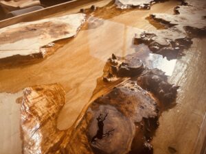 ポプラ材とゴールドパールのレジンを流し込んだレジンテーブル。木枠の色と近いため写真では色の流れが分かりにくい状態。