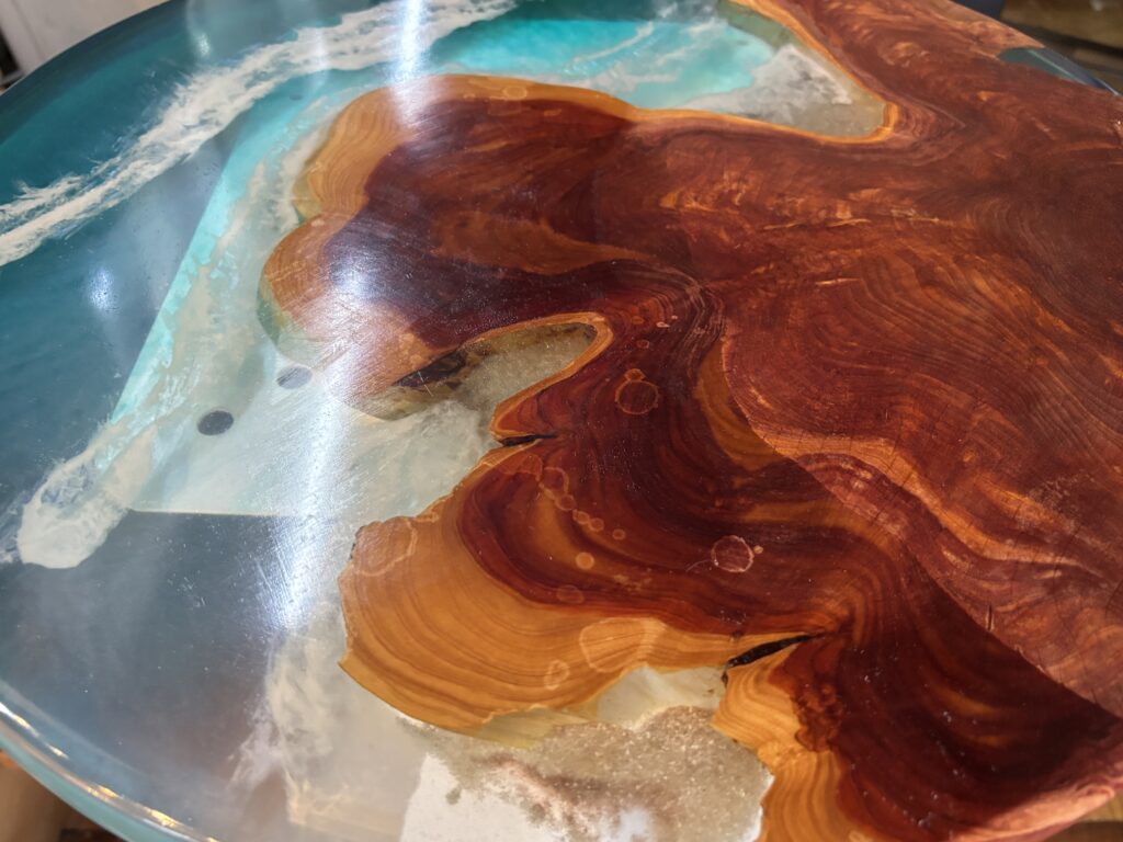 無垢材の年輪とレジンの透明感が重なり合うラウンドテーブル天板のディテール