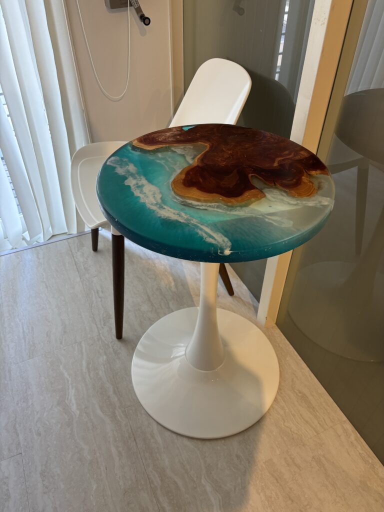 自然光を受けて表情が変わる海をイメージしたレジンラウンドテーブル