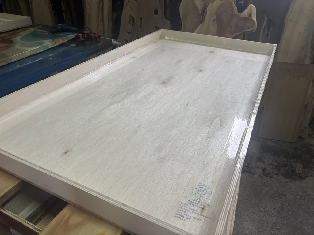 レジンテーブル制作に使用する木枠の内側。レジン漏れを防ぐため丁寧にシーリング処理された下地の状態