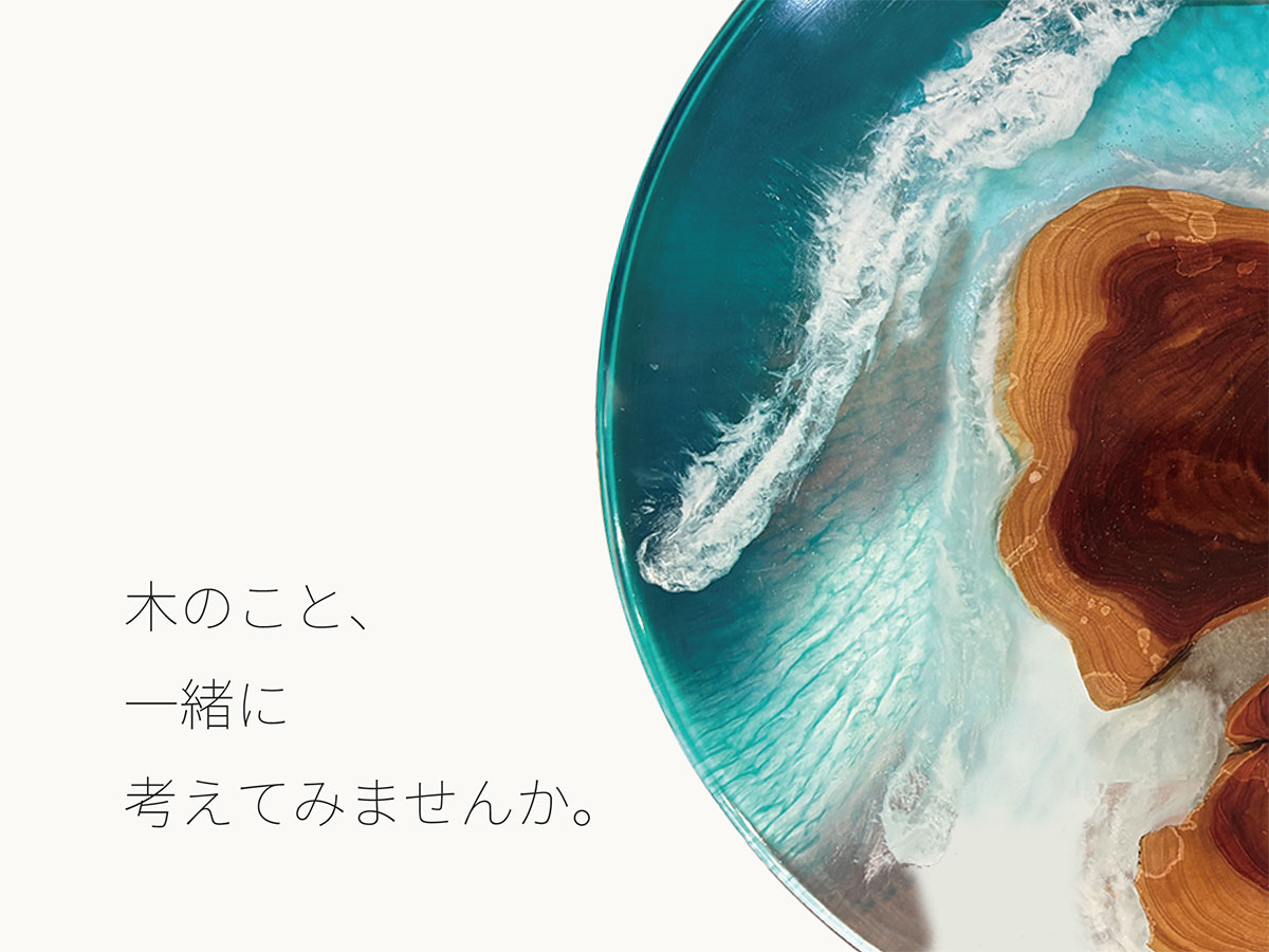 海をモチーフにした円形のレジンテーブル。透明感のあるブルーと白波表現が特徴。