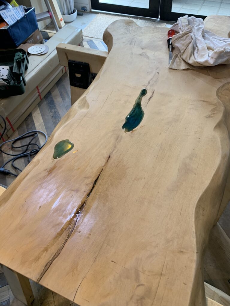 トチノキの割れとくぼみにブルーのレジンが溜まり、まだ硬化前の状態。