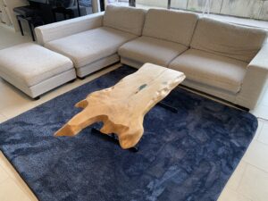 リビング空間に設置されたトチノキのレジンテーブル。ソファ前に配置され、ブルーのレジンが控えめに映える。