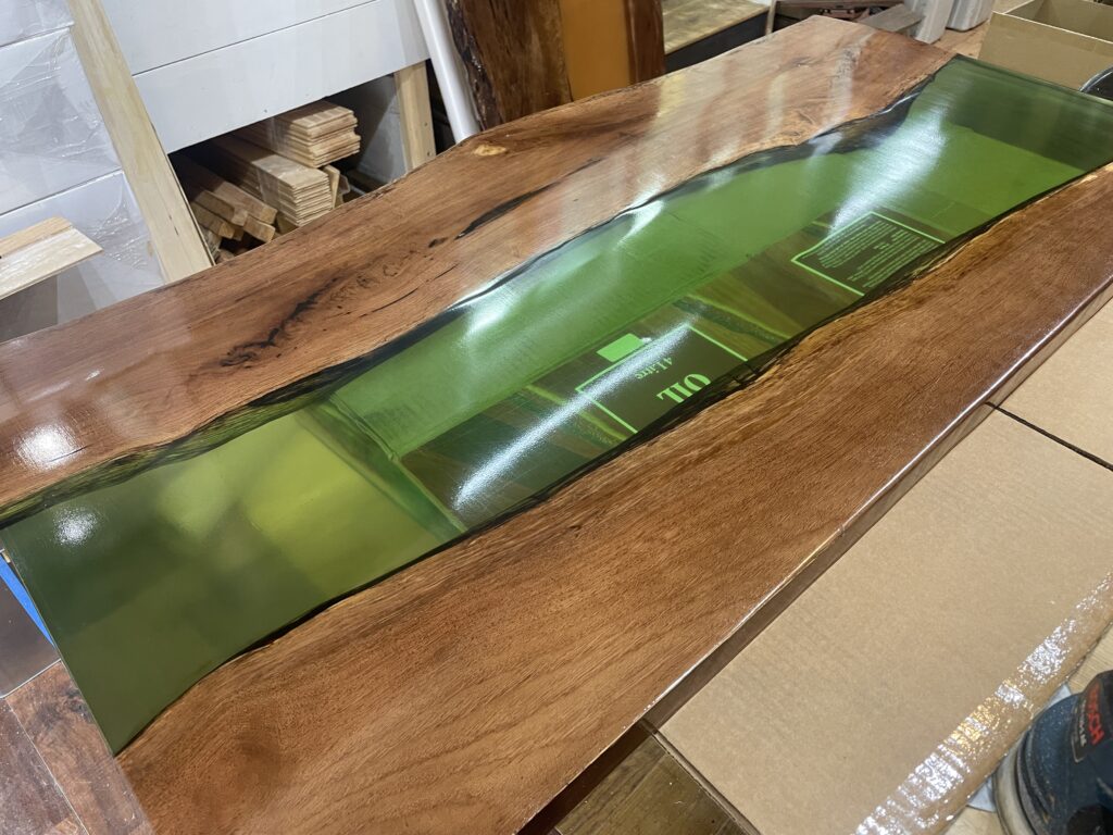 ブラックウォルナット片側耳付き一枚板にグリーンのフルカバーレジンを流し込んだ壁付け用レジンテーブル天板
