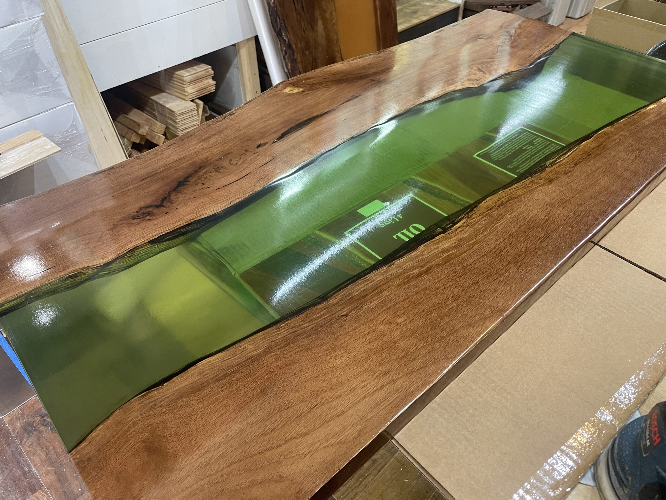ブラックウォルナット片側耳付き一枚板にグリーンのフルカバーレジンを流し込んだ壁付け用レジンテーブル天板
