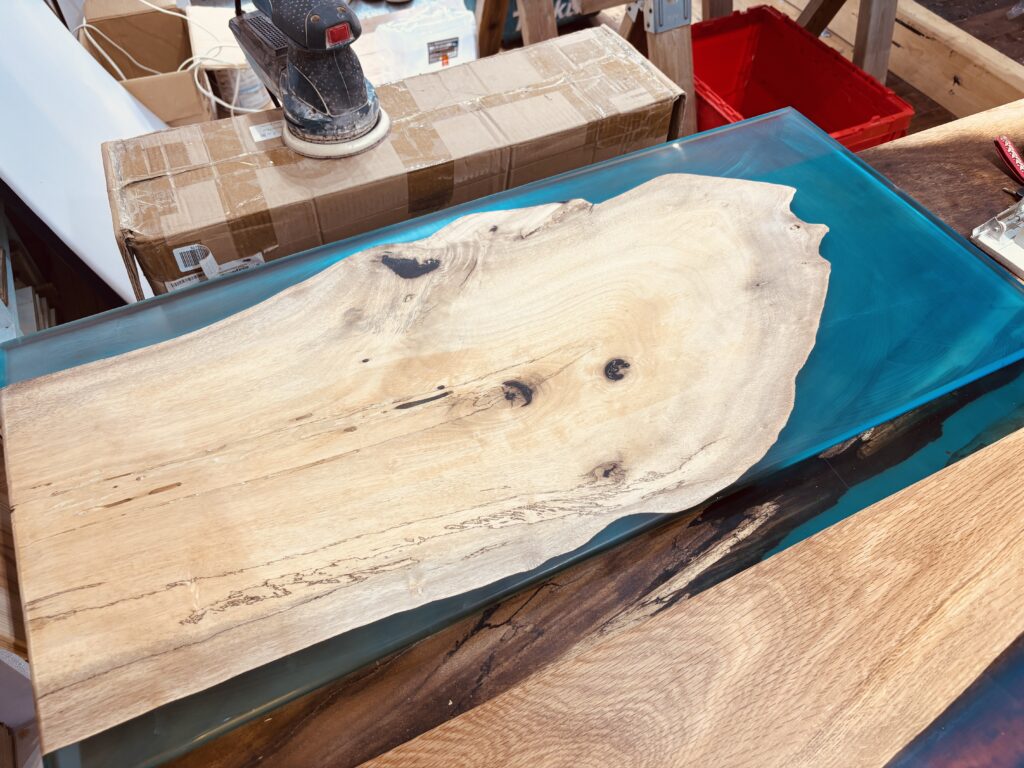 カキノキとブルーレジンのレジンサイドテーブル研磨工程の様子