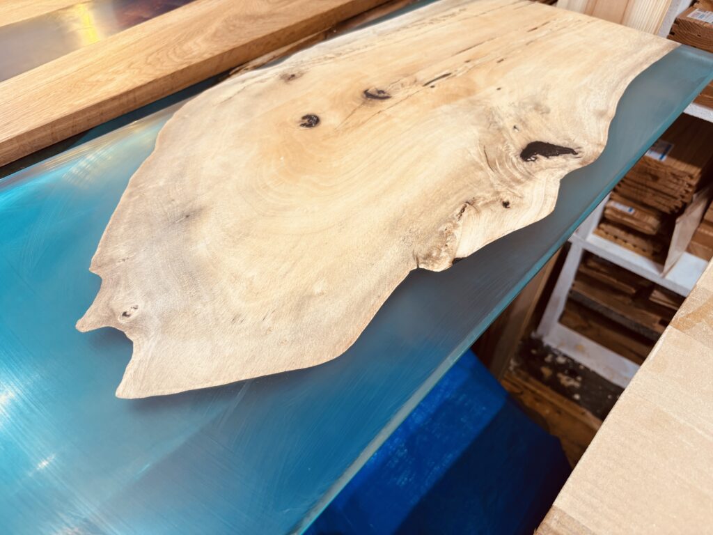 ブルーレジンに浮かぶカキノキ無垢材の耳付きサイドテーブル