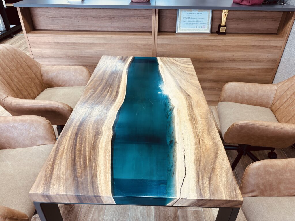 モンキーポッド一枚板とアクアブルーレジンの大型レジンテーブル