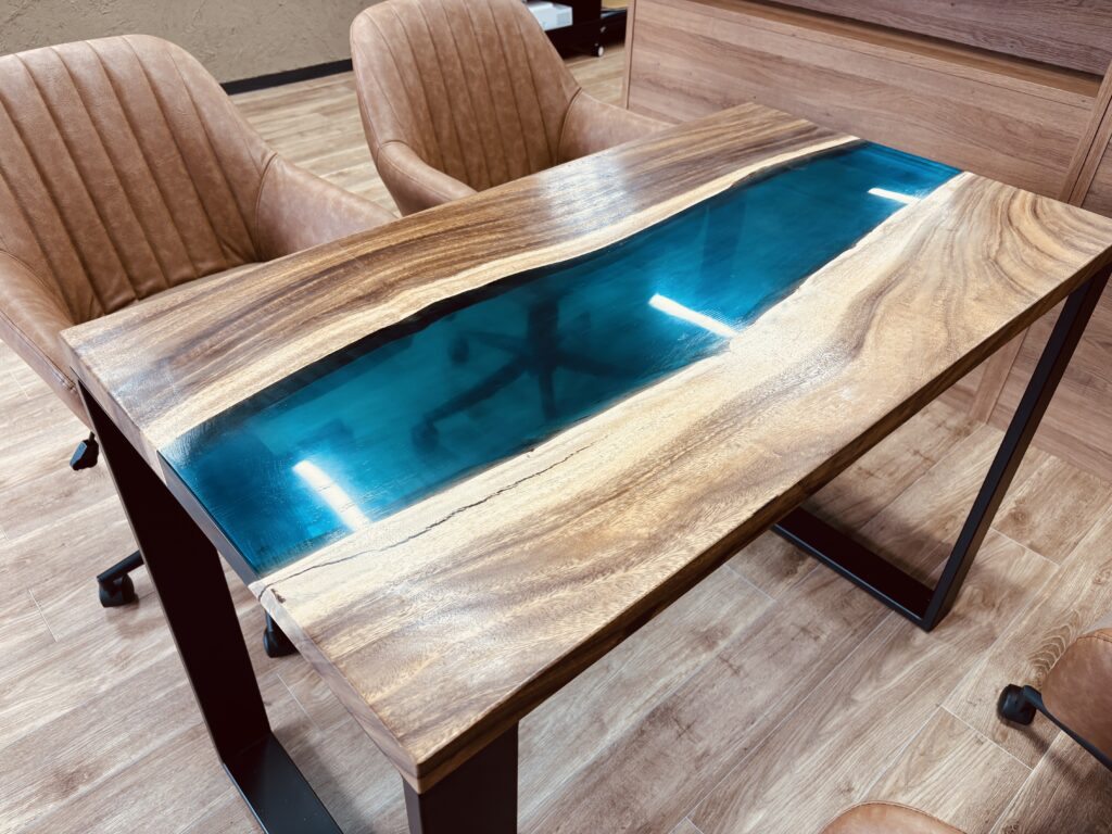 モンキーポッドとアクアブルーのレジンを組み合わせたレジンテーブルを広島市内オフィスに納品