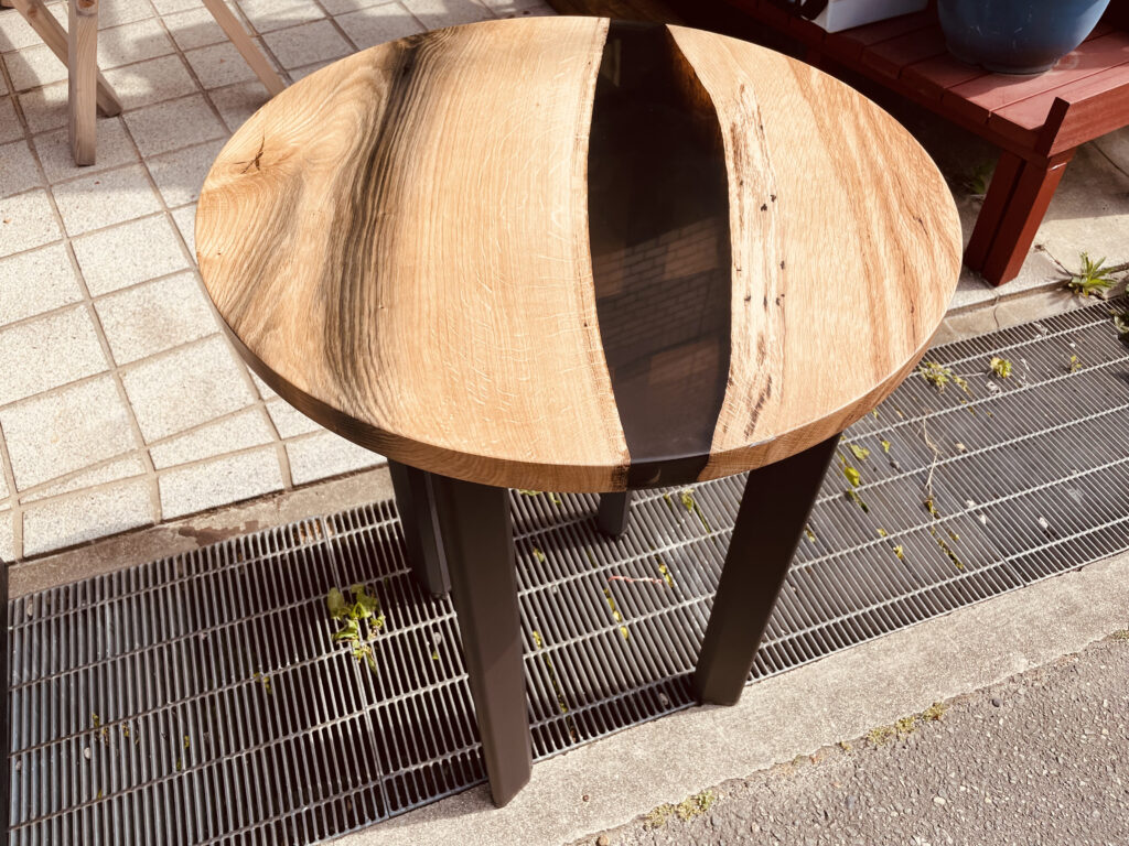 オークの荒々しい木目とブラックレジンが入った丸型レジンテーブル 別角度からの外観