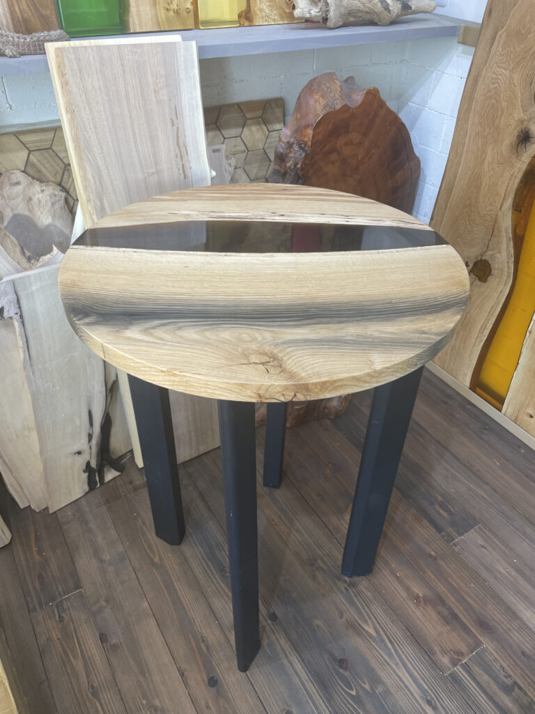 オーク無垢材とブラックレジンのラウンドテーブル 室内展示風景 黒脚仕様