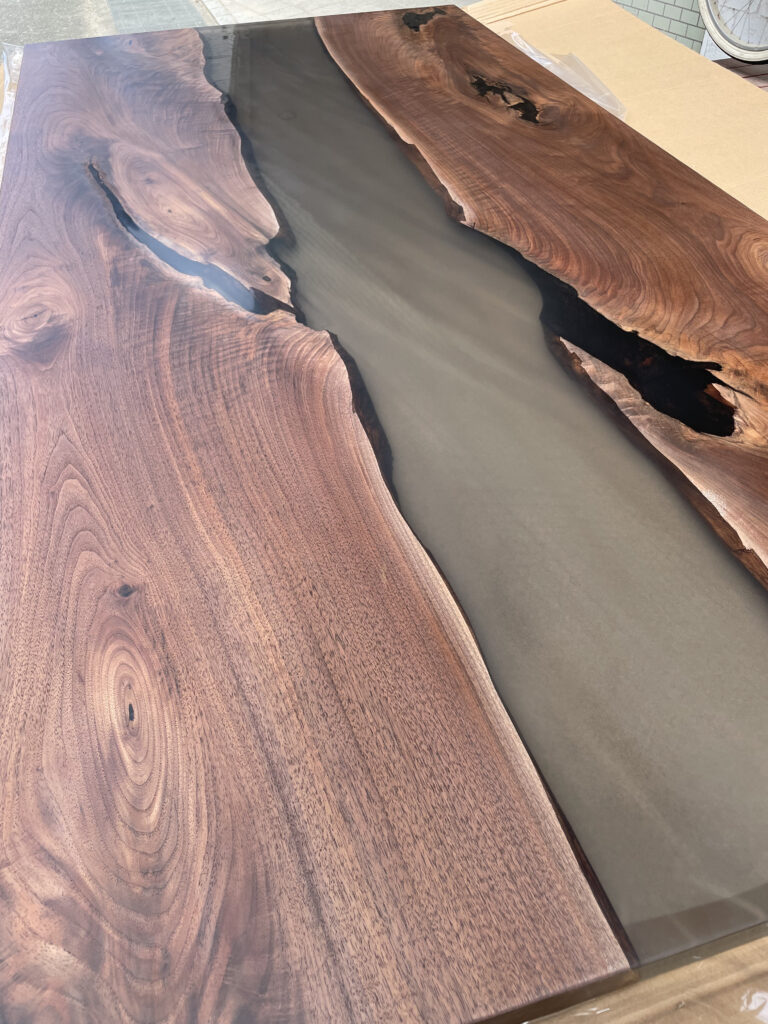 ブラックウォルナットの立体的な杢目とグレーレジンの質感