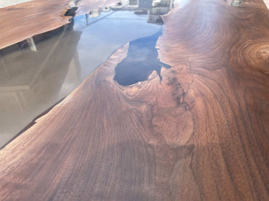 ブラックウォルナットの節とグレーレジンの境界部分のクローズアップ