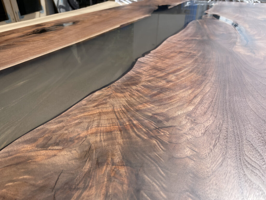ブラックウォルナットとグレーレジンの大型レジンテーブル仕上がり全景