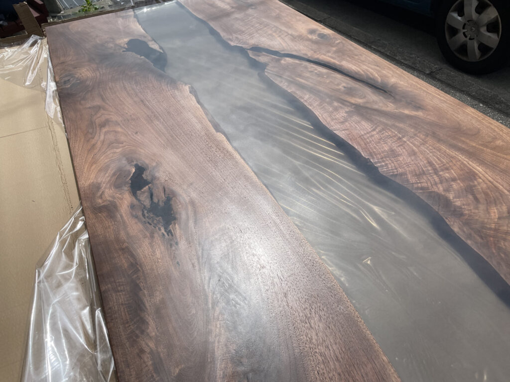 ブラックウォルナットとグレーのレジンを組み合わせた幅900mm×長さ2000mmの大型レジンテーブル全体