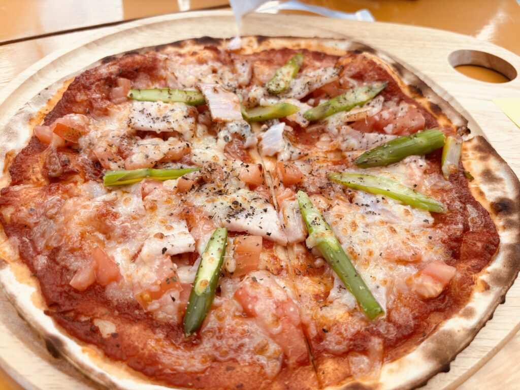 さんろくカフェの石窯で焼き上げたトマトベースのピザ(御所市ランチ)