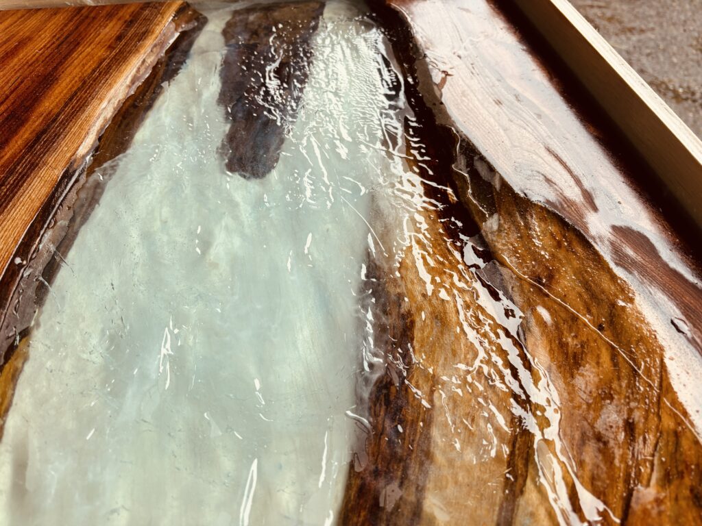 ケヤキ無垢材と透明レジンのコントラストが美しい、流れる水デザインの看板プレート。