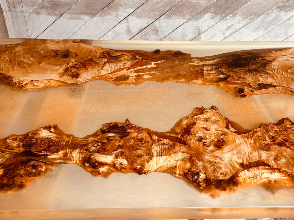ゴールド顔料が流れるようにデザインされたレジンテーブルの斜めアングル