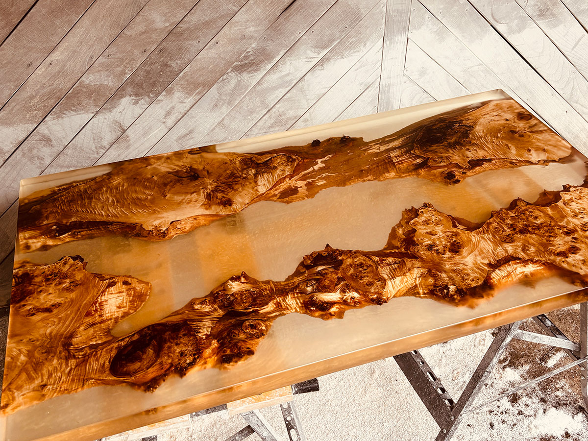 岐阜県から参加した制作体験で完成したゴールドデザインのレジンテーブル全景