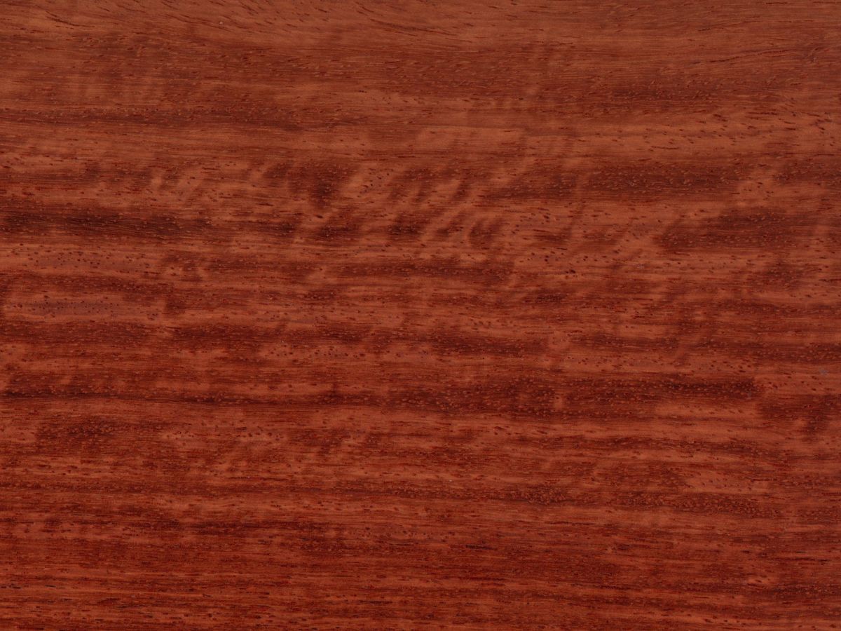 花梨のレジンテーブル｜深い赤褐色と重厚感が際立つ無垢×レジン