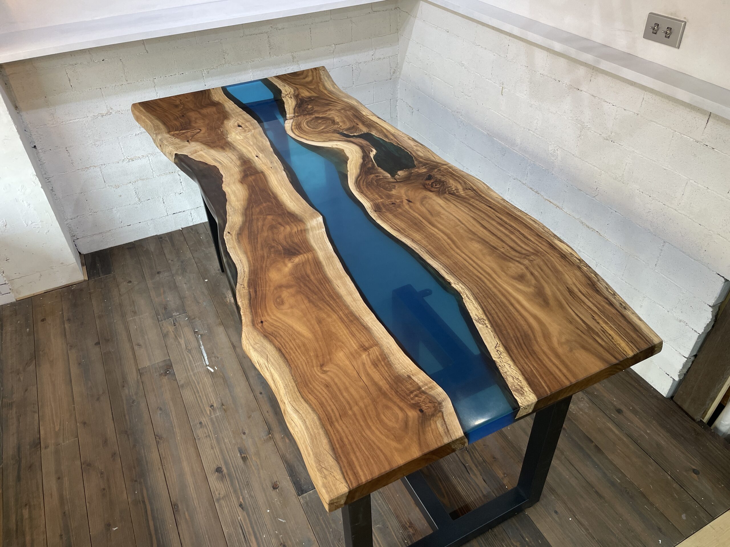 ウォルナット無垢材レジンテーブル アクアブルー リバーテーブル オーダー家具
