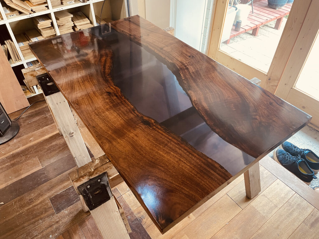ライチ材一枚板レジンテーブル ブラックレジン フルカバー仕上げ エコロキア製作