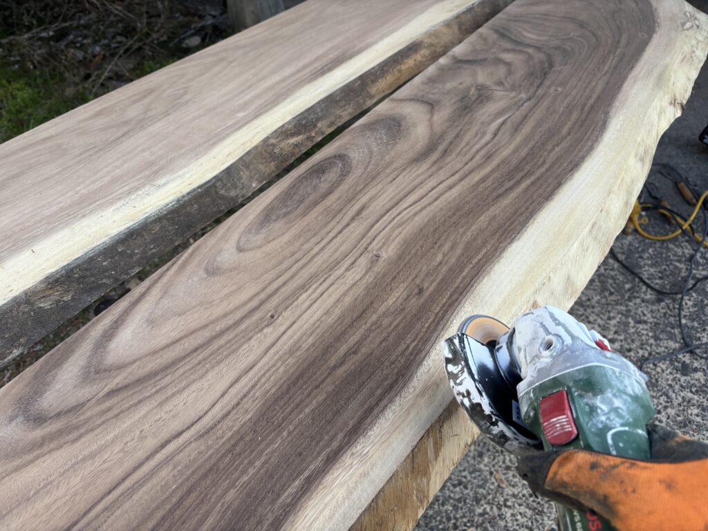 モンキーポッド一枚板 レジンテーブル制作前の木材研磨工程