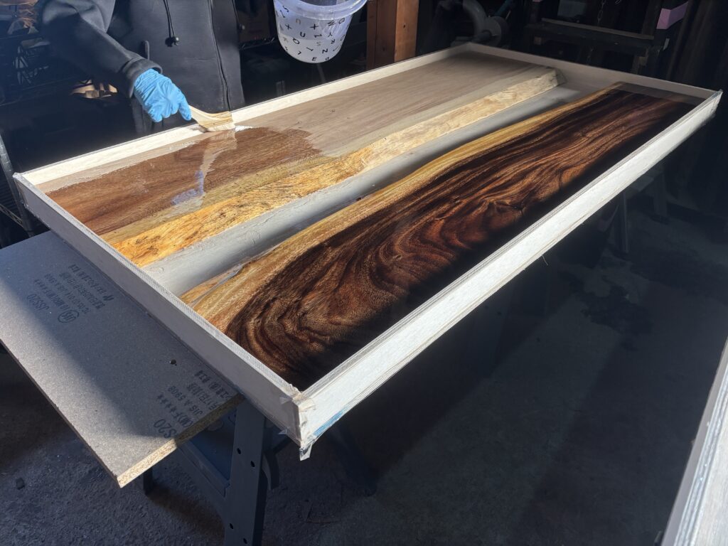 モンキーポッドレジンテーブル制作 気泡対策のレジン塗布作業