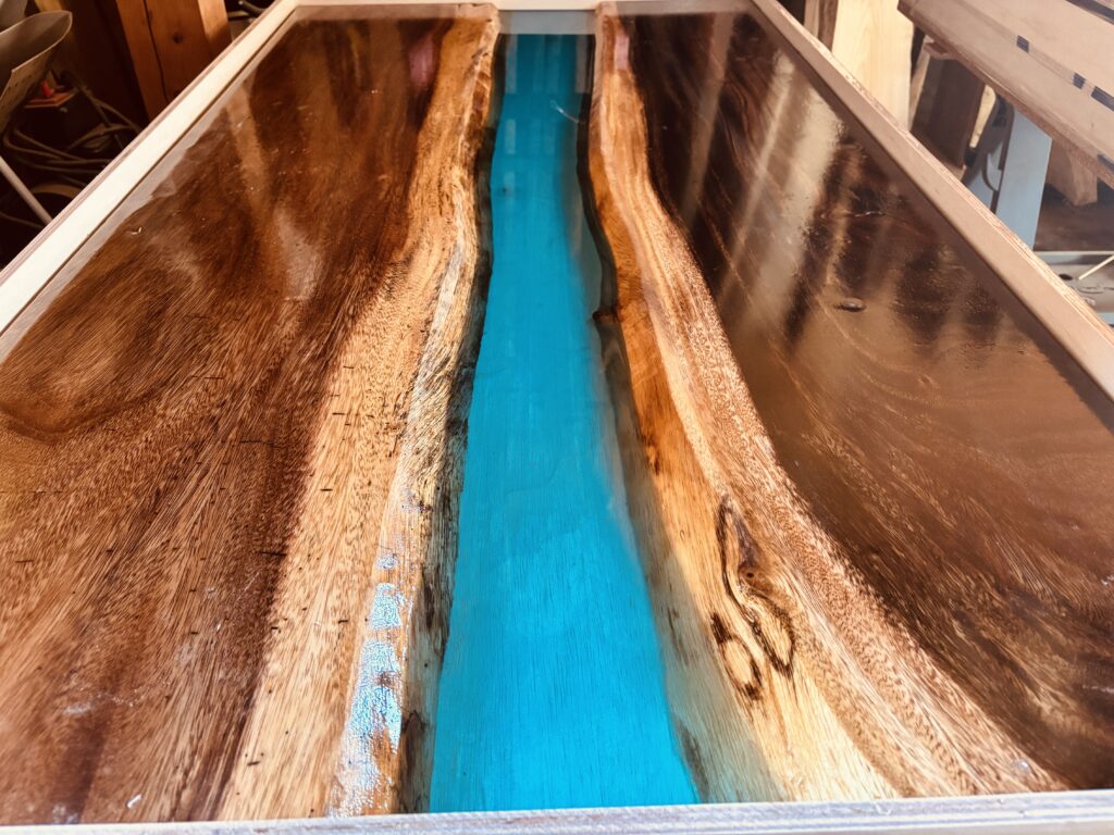 モンキーポッド一枚板とアクアブルーレジンのレジンテーブル完成直前