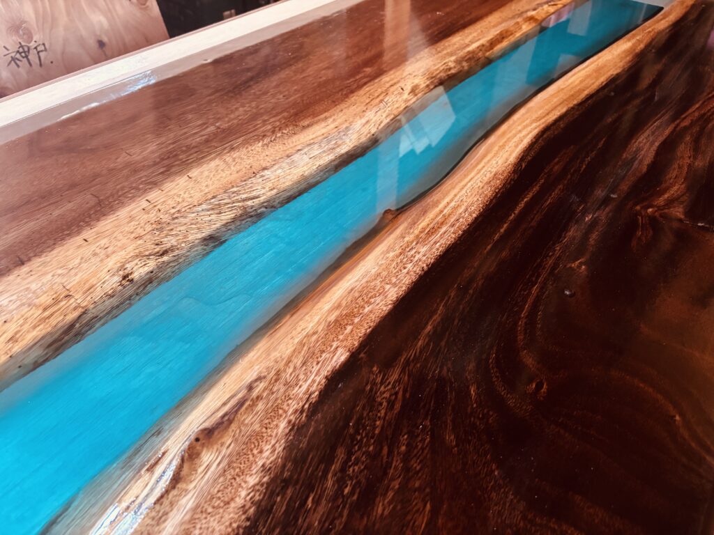 モンキーポッド一枚板とブルーレジンのレジンテーブル 厚みのあるレジン層