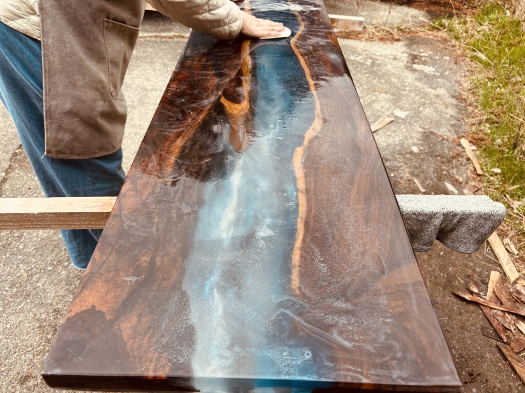 無垢材とブルーレジンで川の流れを表現したレジンテーブル天板の全体写真(研磨工程後)