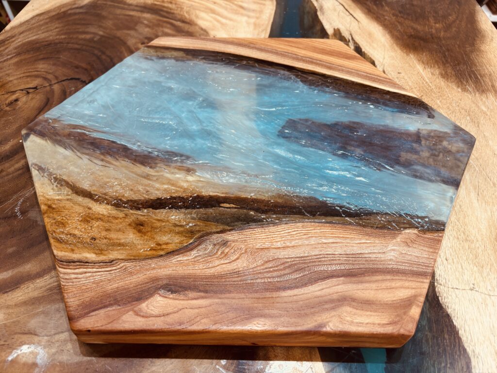 ケヤキ材の間を流れる川をイメージしたレジン作品｜装飾看板の全体デザイン