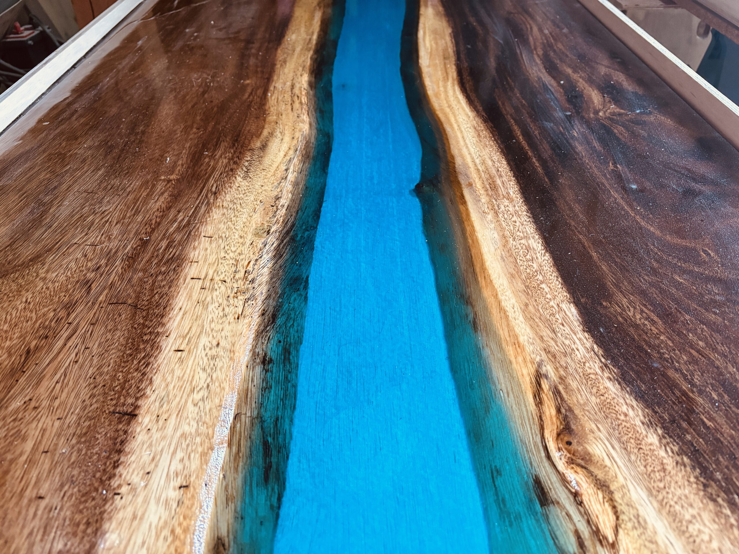 モンキーポッドの耳付き一枚板とブルーレジンの境界部分