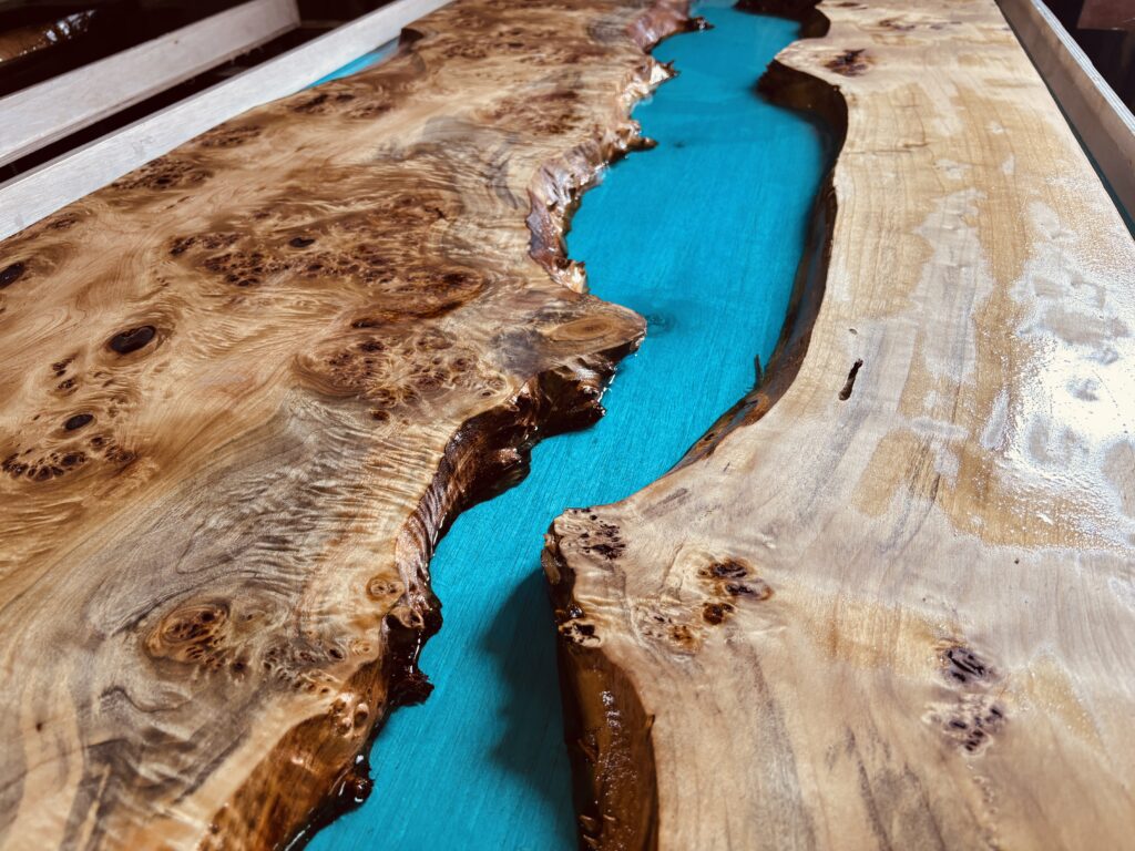 ポプラ瘤杢 レジンテーブル フルカバー制作 アクアブルーリバー型 ダイニングテーブル