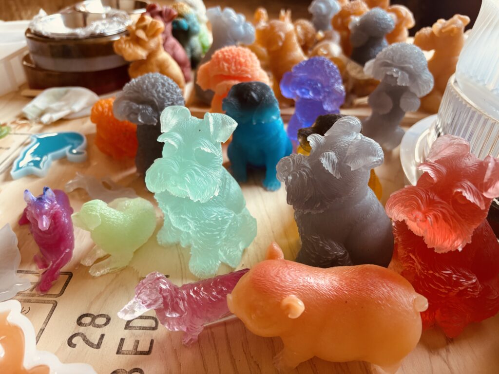 色とりどりのレジン製犬フィギュアが並ぶにぎやかなテーブルの様子