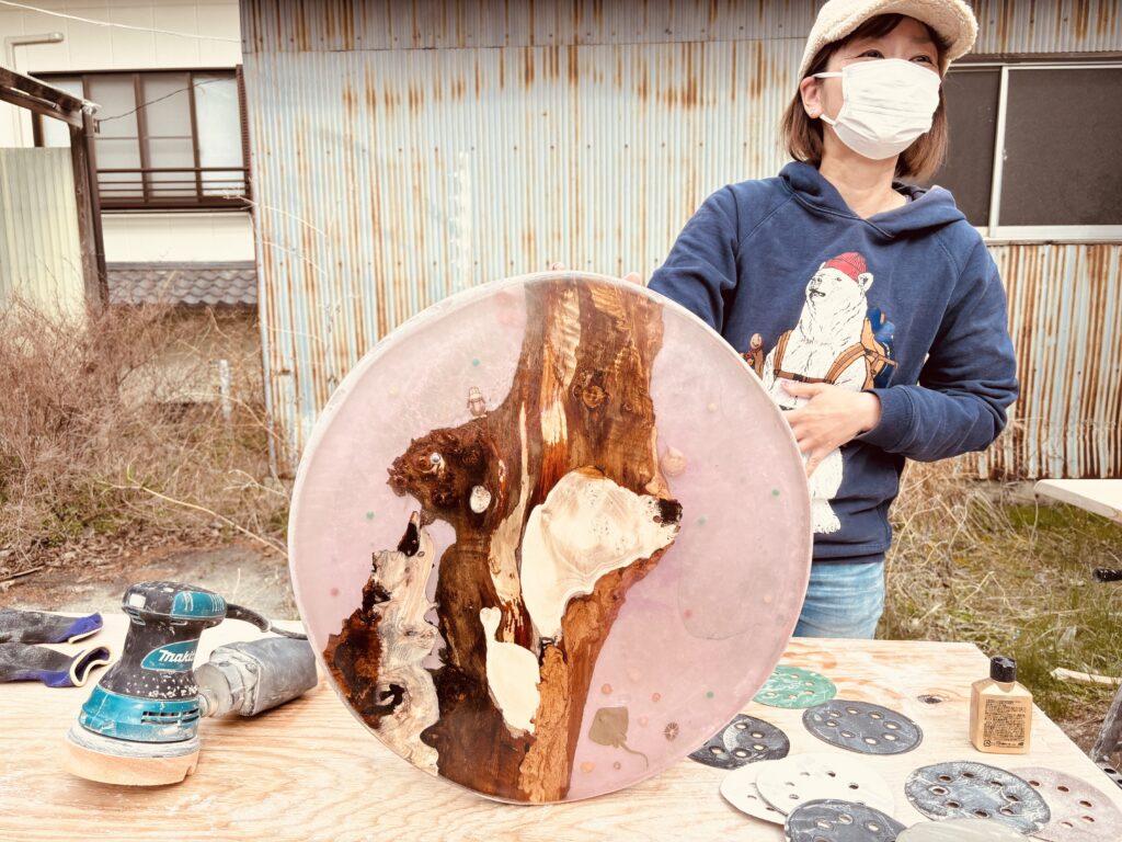 ポプラ レジンテーブル 完成直前 透明仕上げ フィギュア封入 ラウンド天板 ワークショップ作品