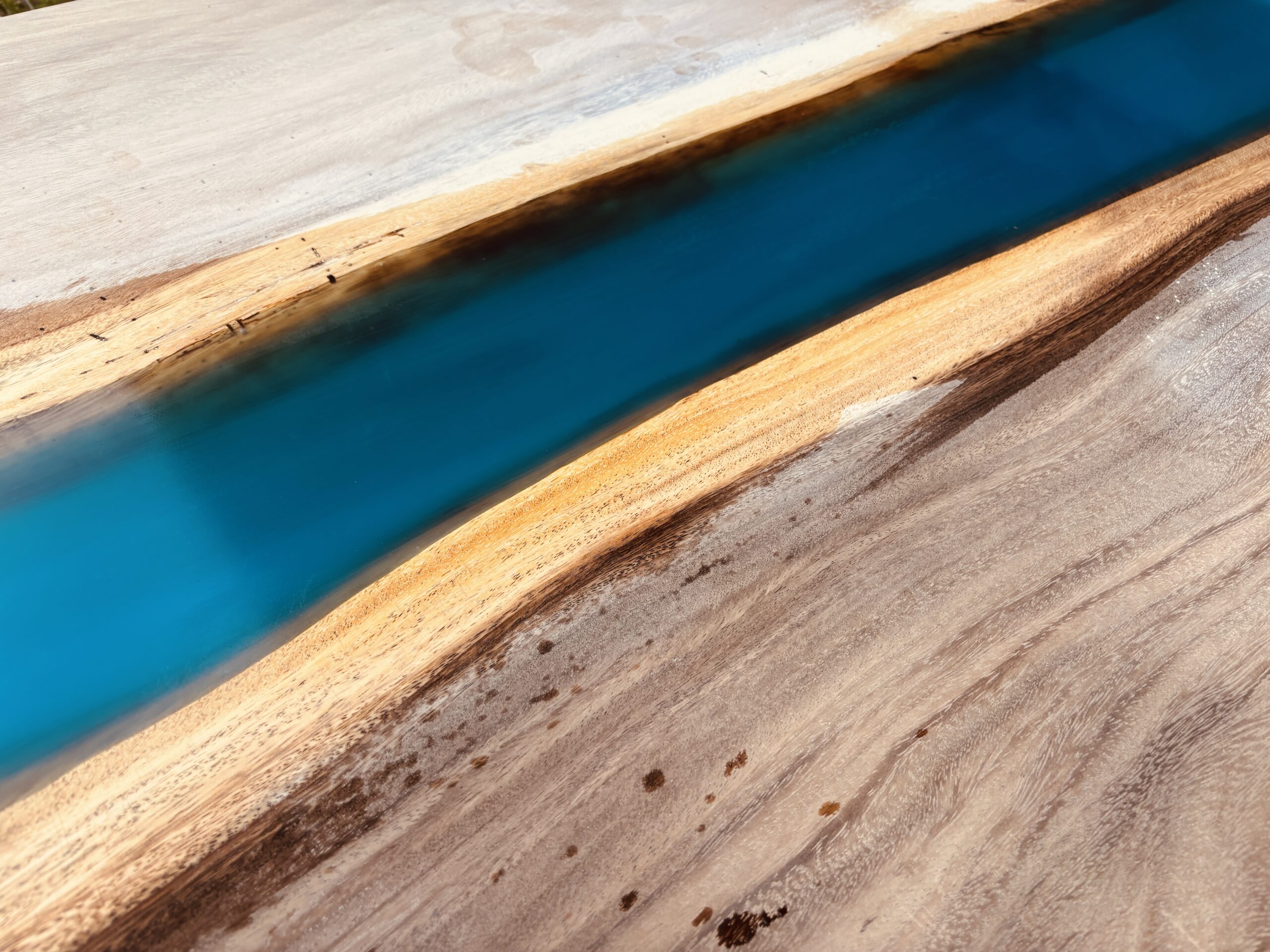 モンキーポッド無垢材とアクアブルー樹脂のレジンテーブル仕上げアップ