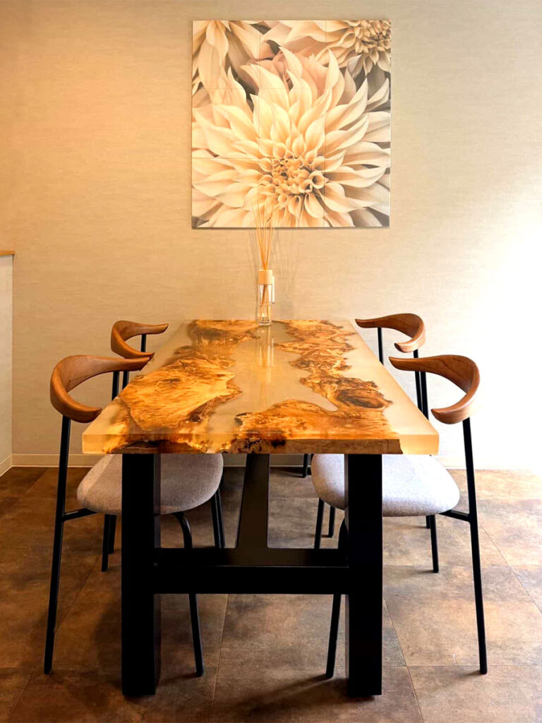 ポプラ無垢材レジンテーブル ゴールドレジン 直線デザイン ダイニングテーブル 正面