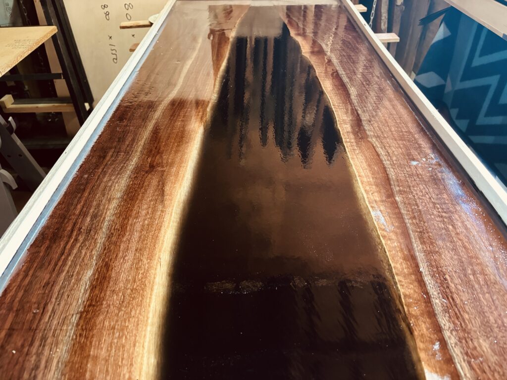 ブラックウォルナットとブラックレジンを組み合わせたレジンテーブル全体の制作中の状態