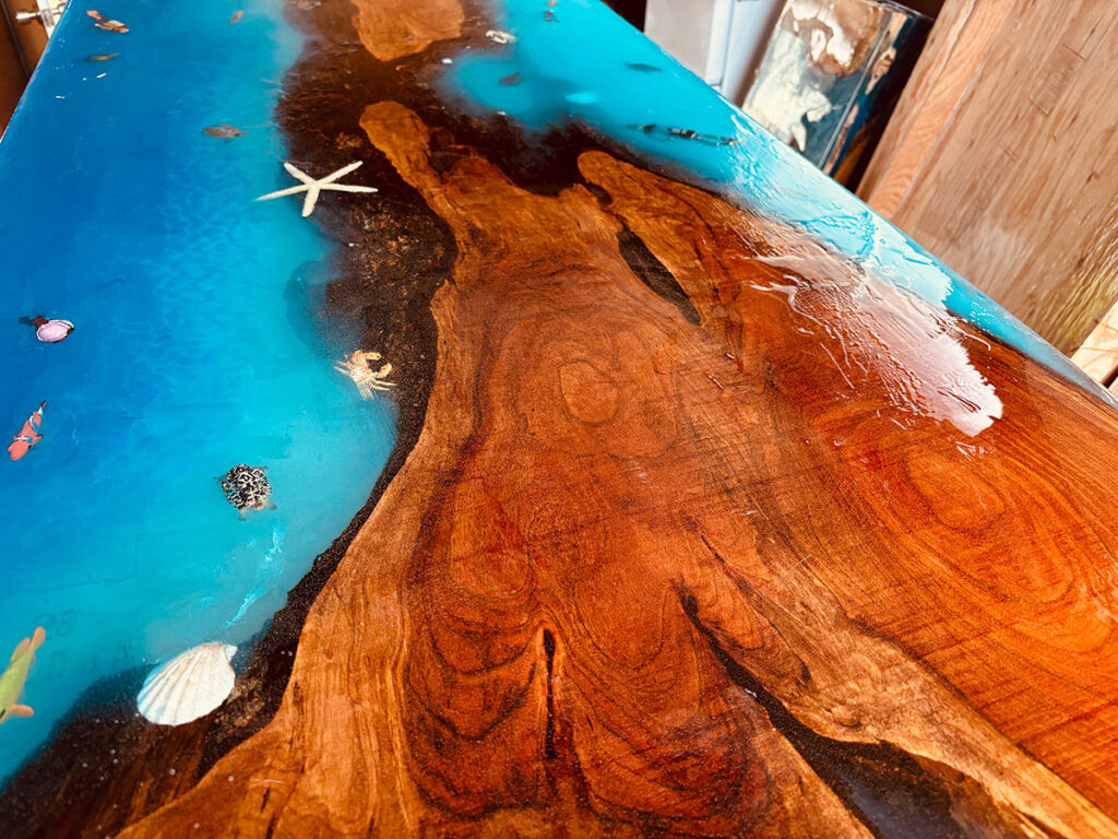 レジンテーブル 制作体験 海モチーフ 木材とブルーレジン 海洋生物フィギュア入り 仕上げ前