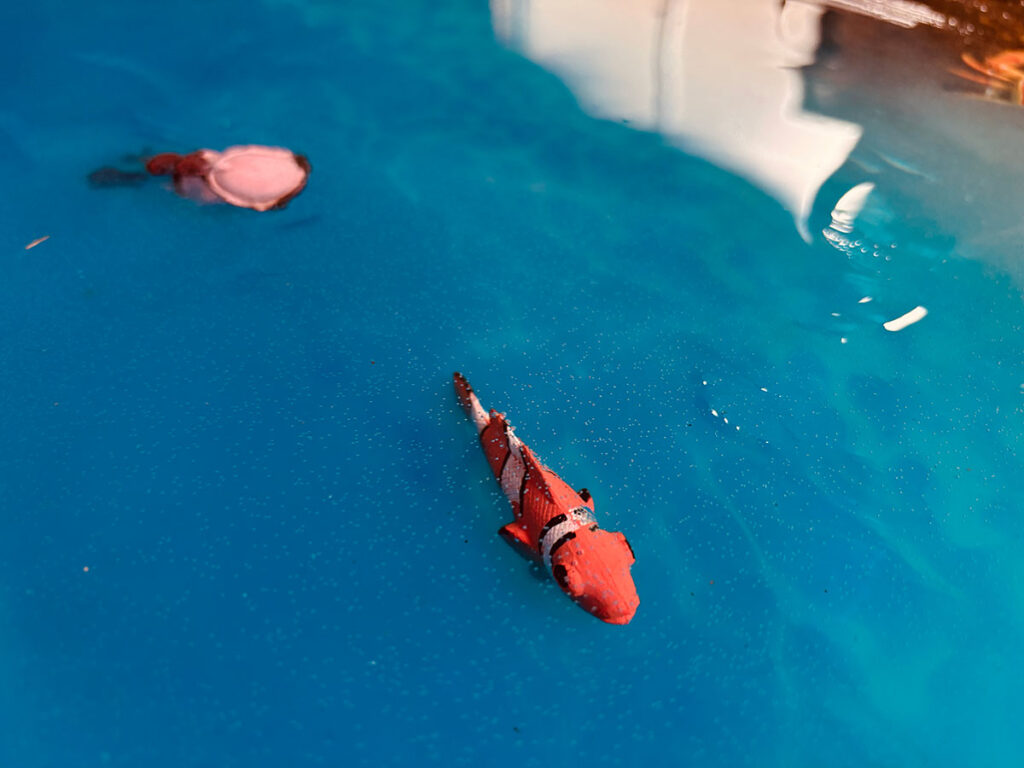 レジンテーブル 魚フィギュア 埋め込み ブルーレジン 海表現 クローズアップ