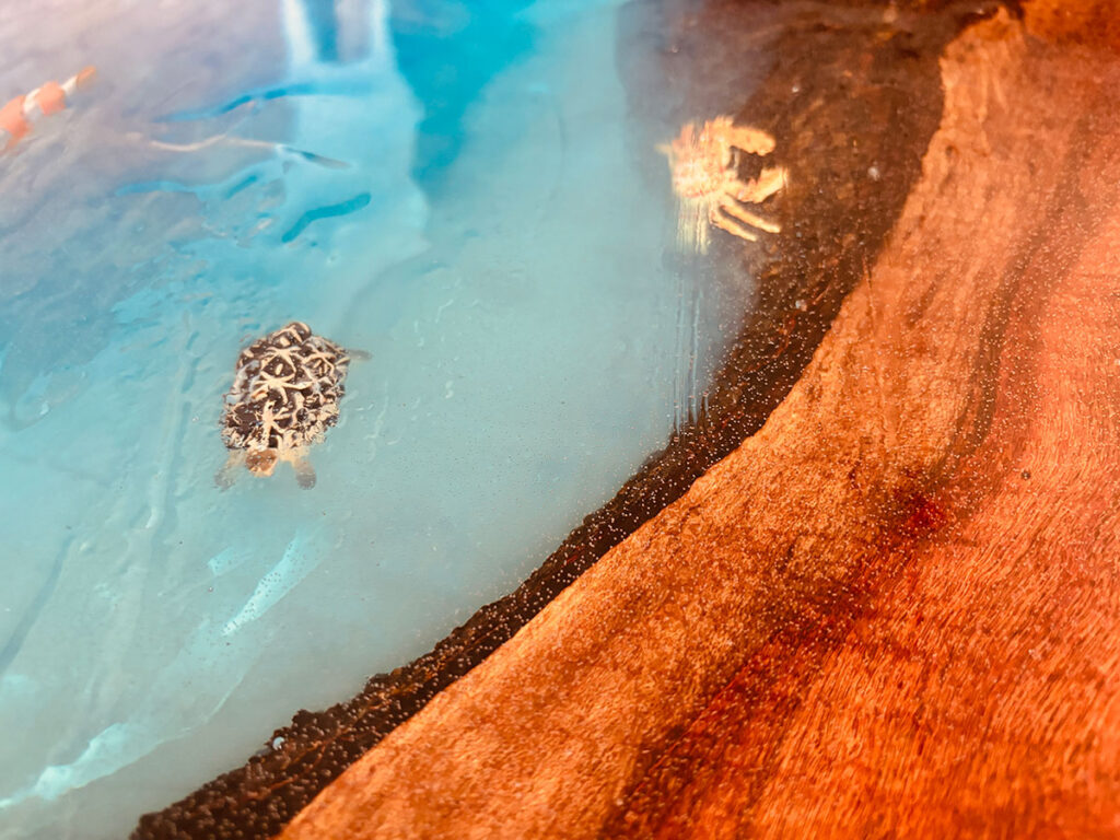 レジンテーブル 木とレジンの境目 気泡 ディテール 制作過程 クローズアップ