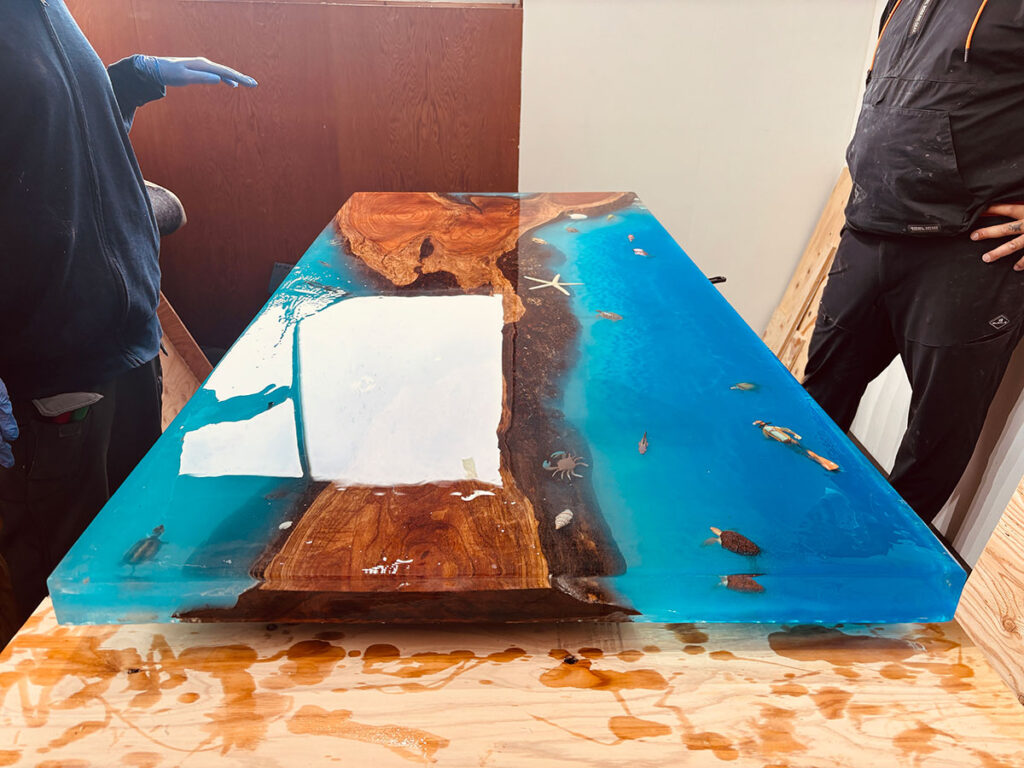レジンテーブル 海モチーフ ブルーレジン 木材 一枚板風デザイン 制作途中 全体