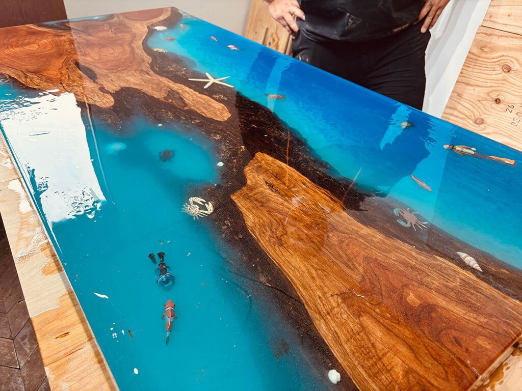 レジンテーブル 制作体験 参加者 海デザイン 木材とブルーレジン 作業風景