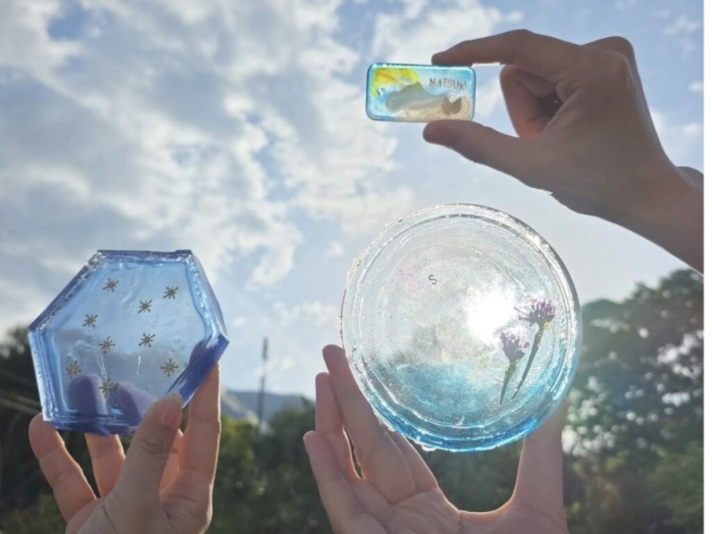 レジンアート体験 作品集合 手持ち 青レジン 花 星 ハンドメイドワークショップ