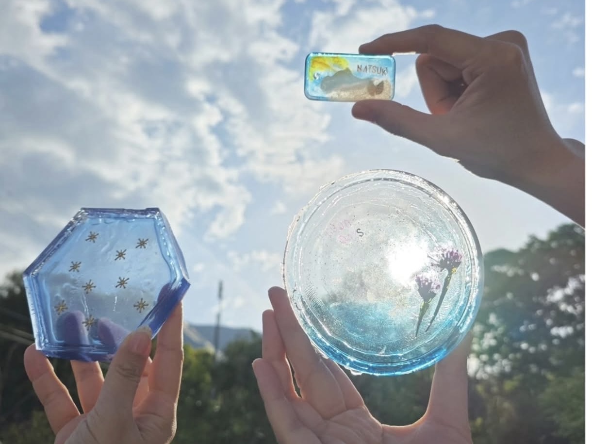 レジンアート体験 作品集合 手持ち 青レジン 花 星 ハンドメイドワークショップ