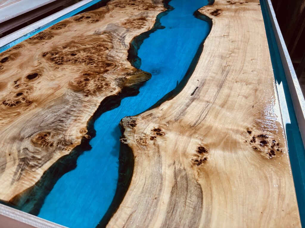 ポプラ瘤杢レジンテーブル 表面研磨途中 アクアブルー透明レジン仕上げ工程