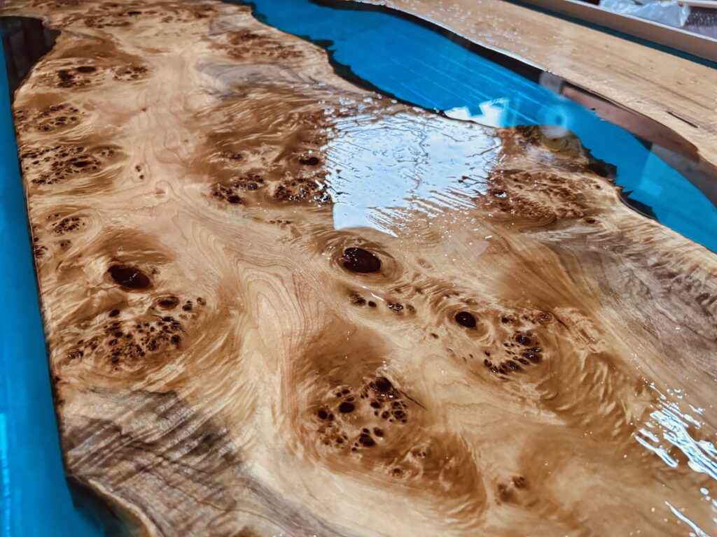 ポプラ無垢一枚板 瘤杢模様とアクアブルーレジンの光沢仕上げ前状態