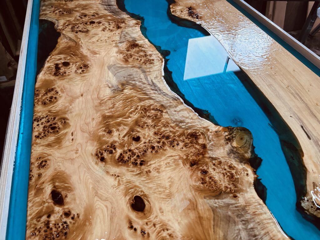 ポプラ無垢一枚板 瘤杢模様とアクアブルーレジンの光沢仕上げ前状態